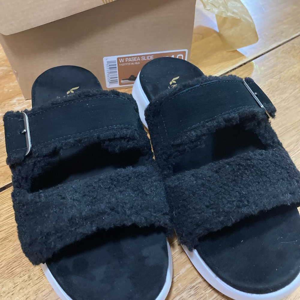 Beautiful koolaburra slippers size 10